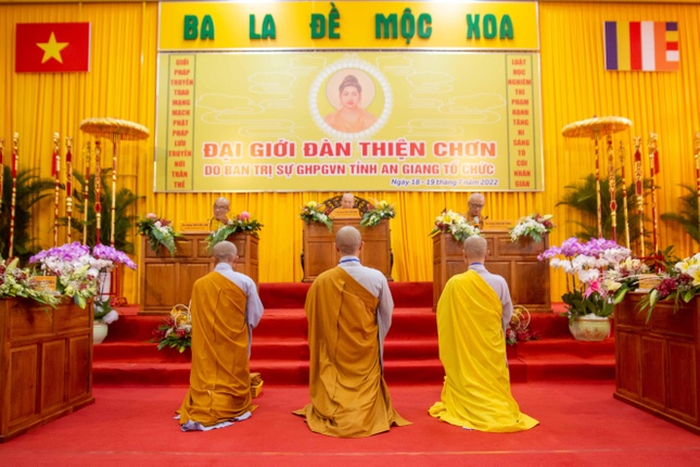 Đàn giới Tỳ-kheo tấn đàn mỗi lần 3 vị