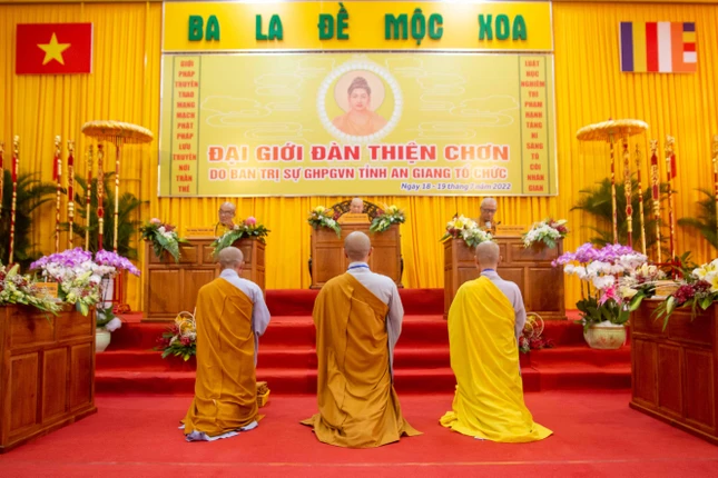 Đàn giới Tỳ-kheo tấn đàn mỗi lần 3 vị