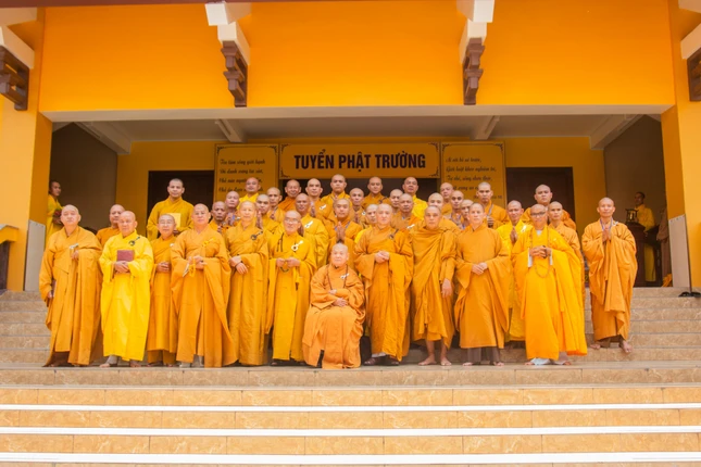 Hội đồng Thập sư chụp ảnh lưu niệm cùng các tân Tỳ-kheo