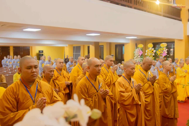 Các giới tử chí thành lắng nghe lời huấn từ của chư tôn giáo phẩm