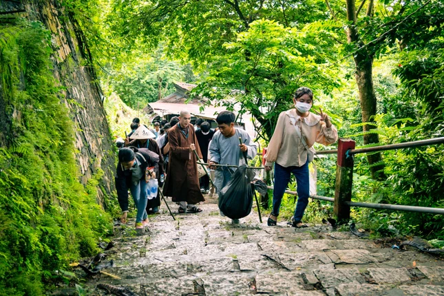 Các bạn hành bộ leo núi để đến được chùa Vạn Linh