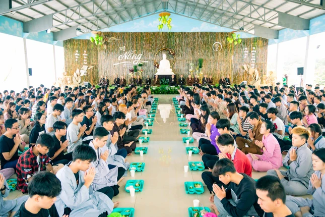 Thực tập ăn cơm trong chánh niệm