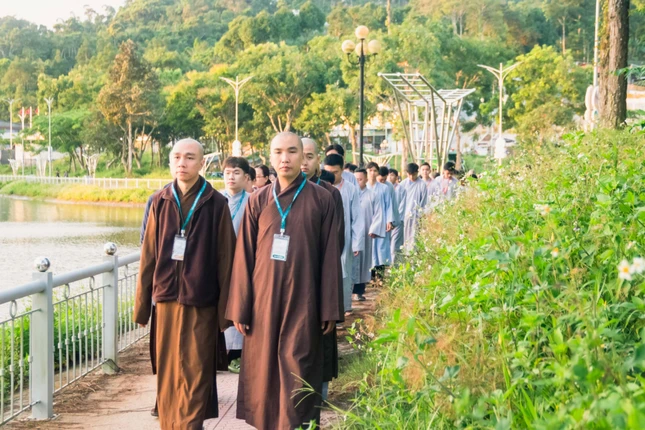 Thực tập thiền hành quanh bờ hồ Thủy Liêm