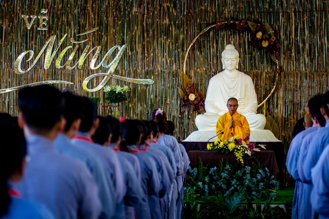 Đại đức Thích Thiện Tuệ chia sẻ pháp thoại