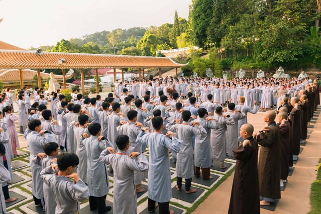 Đại chúng tập 10 động tác chánh niệm