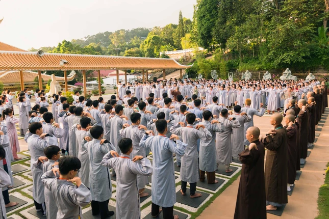 Đại chúng tập 10 động tác chánh niệm