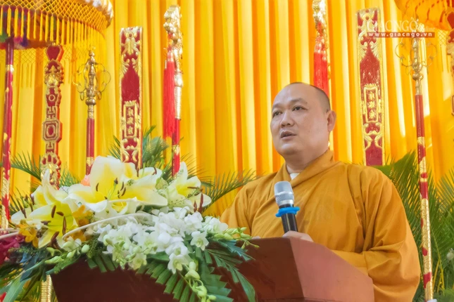 Thượng toạ Thích Viên Quang báo cáo tổng kết công tác tổ chức Đại giới đàn