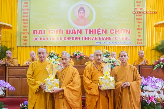 Phát thưởng cho giới tử đạt điểm cao đàn Tỳ-kheo