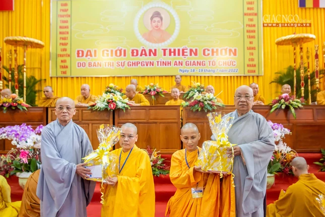 Giới tử Tỳ-kheo-ni đạt thành tích cao trong kỳ thi khảo hạch