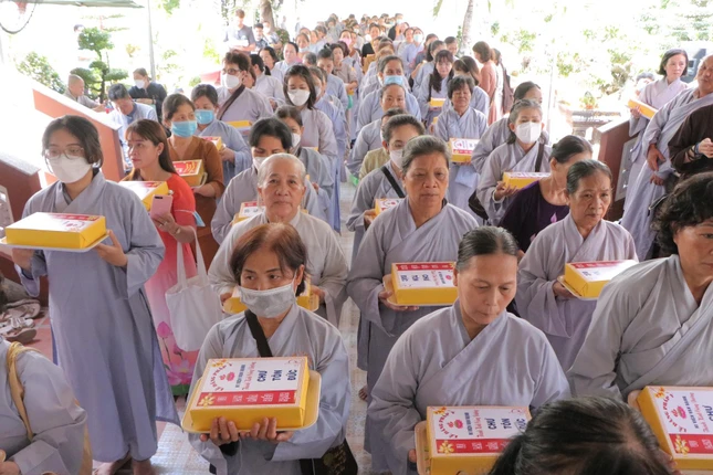 Phật tử thành tâm dâng y cúng dường chư tôn đức