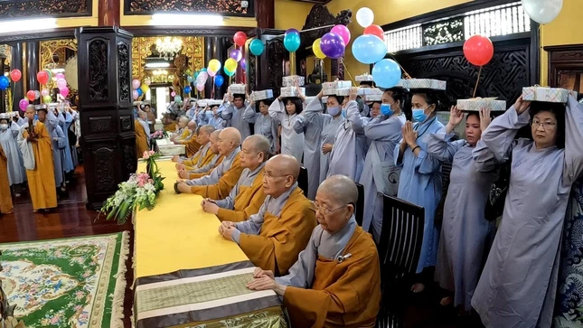 Phật tử thành tâm dâng cúng pháp y tại chùa Sùng Đức