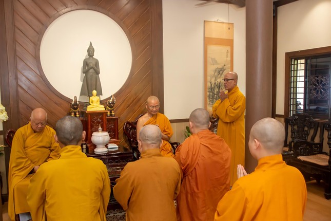 Đảnh lễ, vấn an sức khỏe Trưởng lão Hòa thượng Viên Minh, Ủy viên Thường trực Hội đồng Chứng minh tại tổ đình Bửu Long