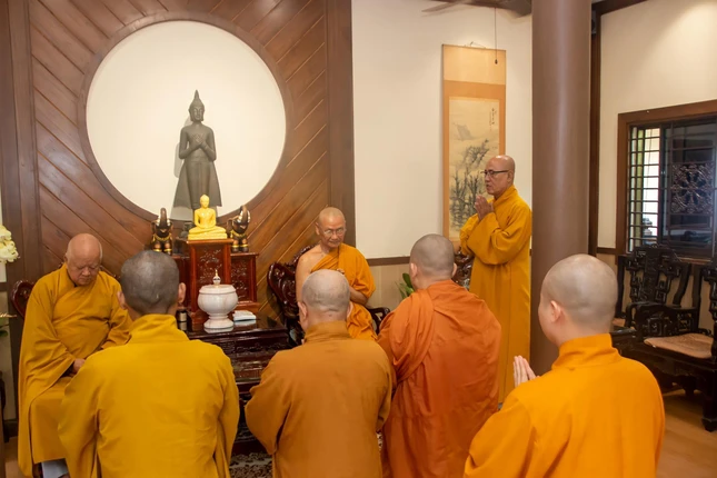 Đảnh lễ, vấn an sức khỏe Trưởng lão Hòa thượng Viên Minh, Ủy viên Thường trực Hội đồng Chứng minh tại tổ đình Bửu Long