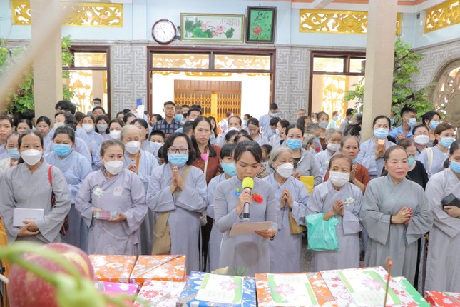 Đại diện Phật tử dâng lời cảm tưởng