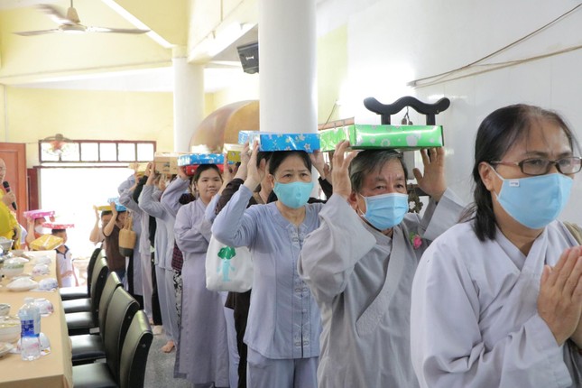 Phật tử thành kính dâng pháp y tại chùa Vân Thanh (TP.Thủ Đức) - Ảnh: Trung Thắng