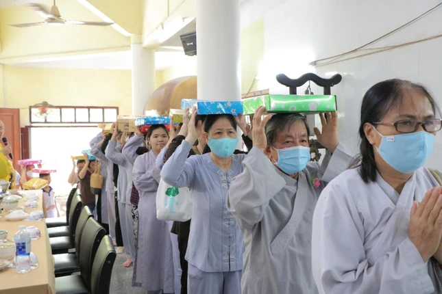 Phật tử thành kính dâng pháp y tại chùa Vân Thanh (TP.Thủ Đức) - Ảnh: Trung Thắng Phật tử thành kính dâng pháp y tại chùa Vân Thanh (TP.Thủ Đức) - Ảnh: Trung Thắng