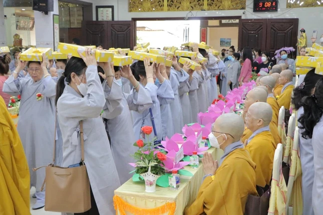 Phật tử thành kính dâng y cúng dường chư tôn đức