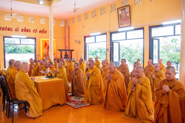 Chư Tăng thành viên Ban Trị sự và hành giả an cư tại chỗ tác pháp Tự tứ Chư Tăng thành viên Ban Trị sự và hành giả an cư tại chỗ tác pháp Tự tứ