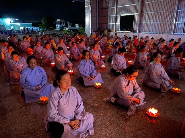 Thắp nến cầu nguyện, hướng đến ân đức sinh nhân ngày hiếu đạo Thắp nến cầu nguyện, hướng đến ân đức sinh nhân ngày hiếu đạo