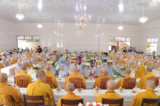 Đại diện Phật tử ni viện Phước Long tác pháp cúng dường chư tôn đức Tăng Ni