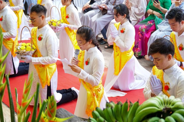 Đại diện Phật tử đọc đoản văn "Bông hồng cài áo"