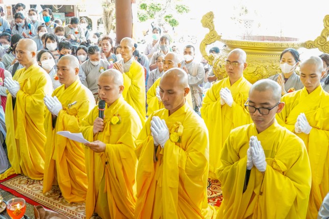 Chư Tăng hành giả an cư và Phật tử tác pháp cúng dường