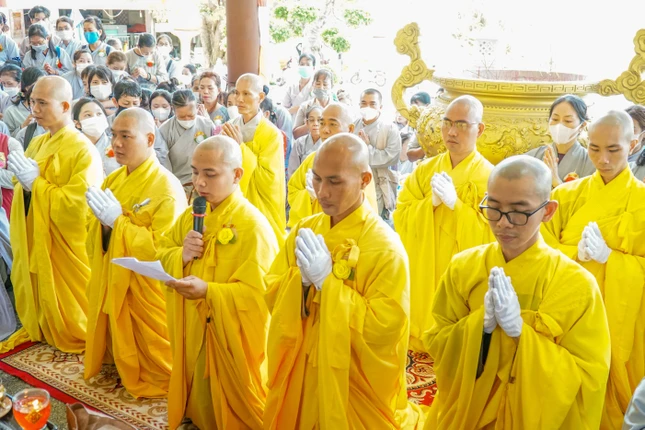 Chư Tăng hành giả an cư và Phật tử tác pháp cúng dường