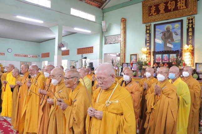 Chư tôn đức niêm hương, đảnh lễ Tam bảo