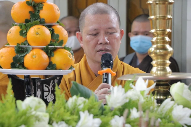 Thượng toạ Thích Huệ Nghiêm, Chánh Thư ký Ban Trị sự Phật giáo TP.Thủ Đức đọc lời di ngôn của Hòa thượng