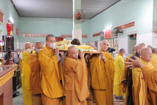 Cung thỉnh nhục thân Hòa thượng đến Giác linh đường