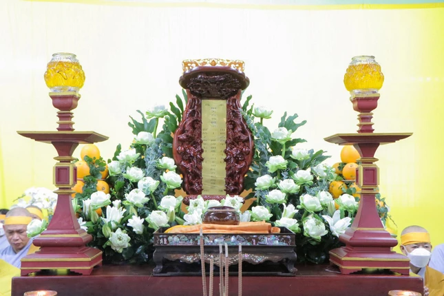 Long vị, y bát cố Hòa thượng Thích Tắc Lãnh