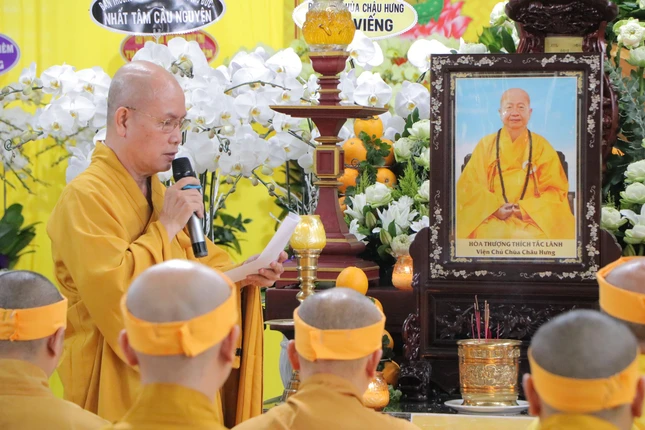 Hòa thượng Thích Tắc Huê cung tuyên tiểu sử Hòa thượng Thích Tắc Lãnh