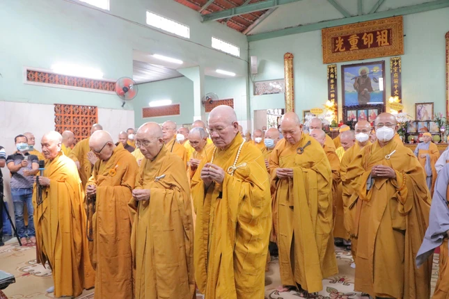 Chư tôn giáo phẩm niêm hương tưởng niệm