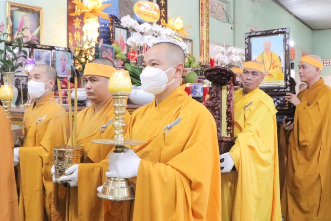 Môn đồ đệ tử cung thỉnh di ảnh, long vị, y bát cố Hòa thượng