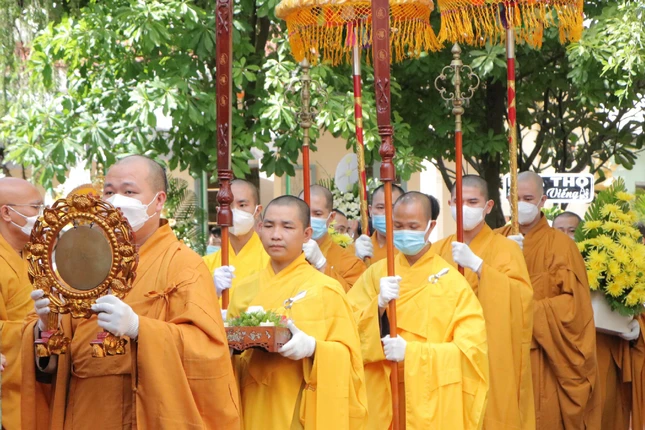 Ban Nghi lễ dẫn đầu đoàn cung tống kim quan Hòa thượng đến nơi thực hiện lễ trà-tỳ