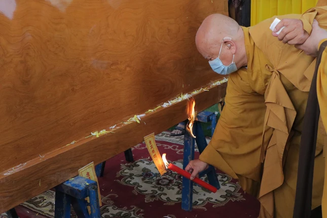 Cử hành nghi thức trà-tỳ