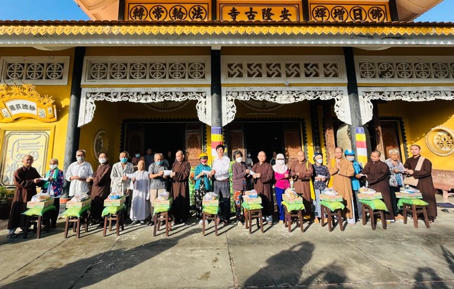 Trao qua cho bà con xã Mỹ An Hưng A tại chùa An Long Trao qua cho bà con xã Mỹ An Hưng A tại chùa An Long