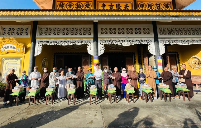 Trao qua cho bà con xã Mỹ An Hưng A tại chùa An Long