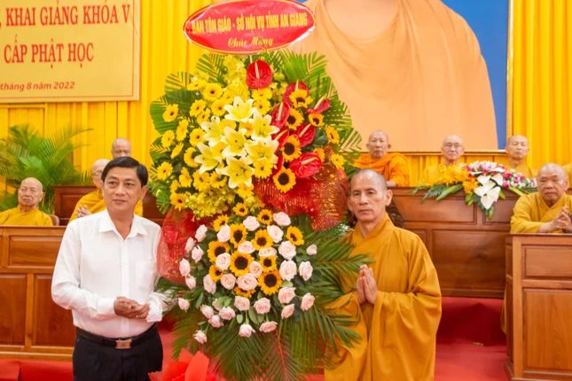 Tặng hoa chúc mừng