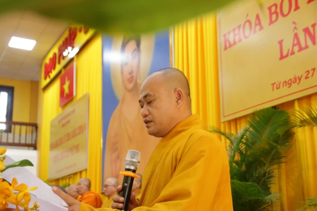 Đại đức Thích Bửu Ngọc trình bày báo cáo