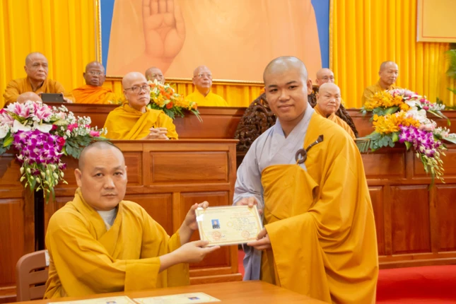 Tăng sinh khóa IV nhận bằng tốt nghiệp