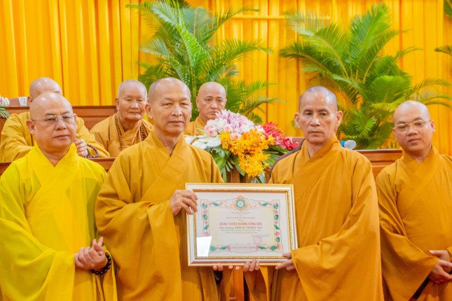 Tặng Bằng tuyên dương công đức đến chư tôn đức trong Ban Giảng huấn