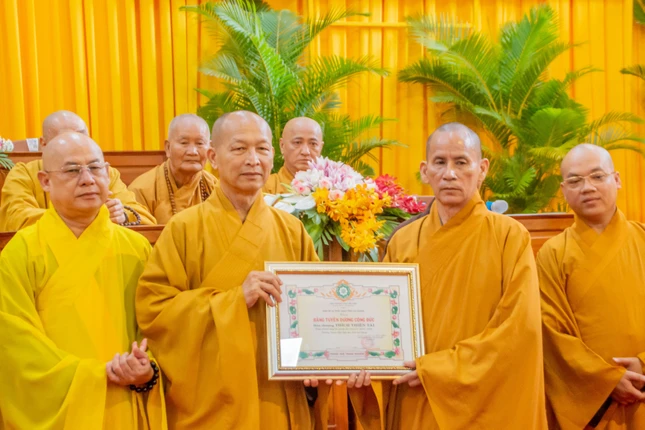 Tặng Bằng tuyên dương công đức đến chư tôn đức trong Ban Giảng huấn