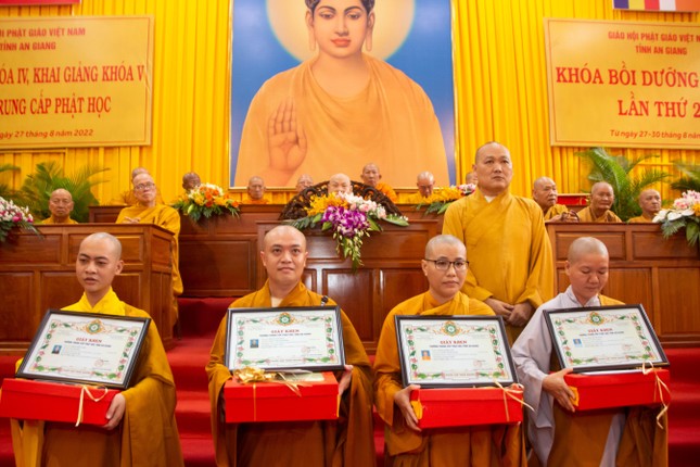 Khen thưởng Tăng Ni sinh đạt thành tích xuất sắc trong khóa học