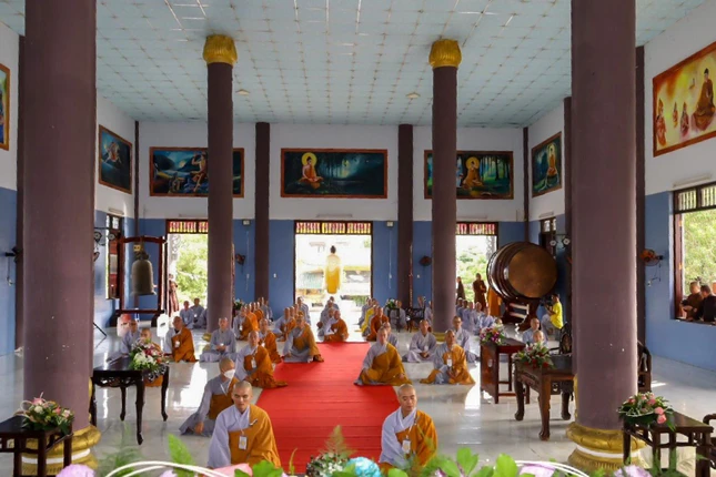 Giới tử Tăng tham gia tụng luật tại chánh điện chùa Sùng Ân