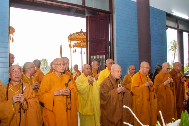 Chư tôn đức niêm hương lễ Phật, lễ Tổ trước giờ khai mạc