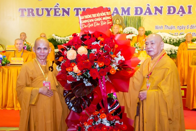 Những lẵng hoa chúc mừng Đại giới đàn thành công viên mãn...