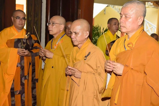 Chư tôn đức niêm hương, bạch Tổ