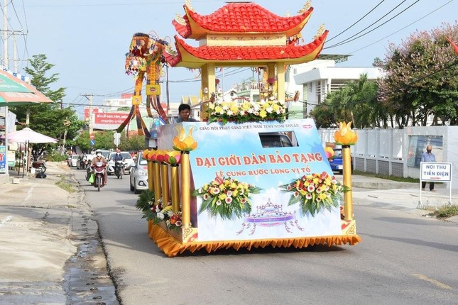 Xe hoa cung rước long vị Tổ sư