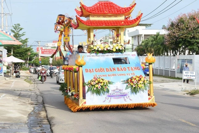 Xe hoa cung rước long vị Tổ sư